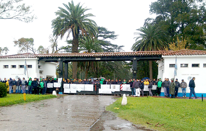 Trabajadores de la Fábrica Militar pararon para cruzar al director