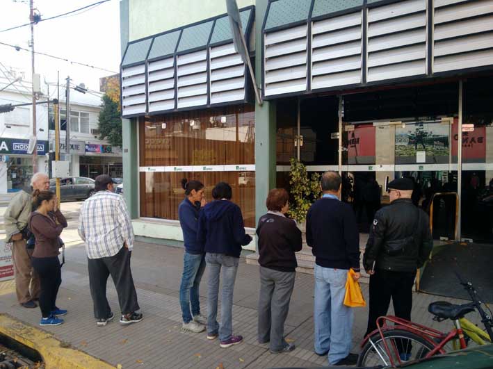 Cola de usuarios en la puerta de EPEC por una medida de fuerza