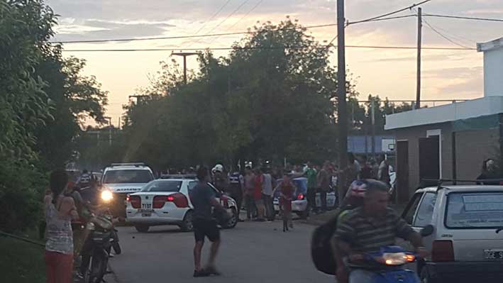 Trifulca entre vecinos y policías terminó con tres detenidos