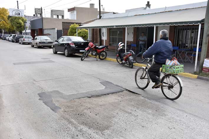 Reclaman por un bache que no tiene solución