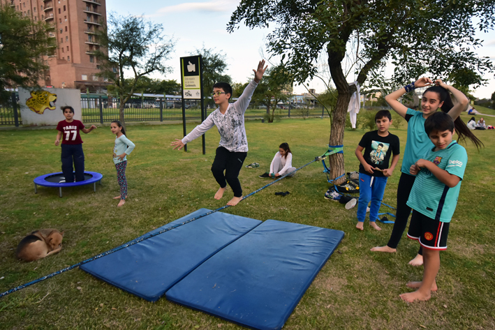 “Parkour” y “slackline”: las nuevas sensaciones del “Ser Arte y Parte”