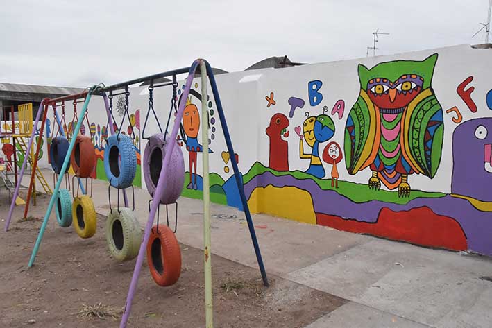 Alumnos pintaron murales en la escuela San Martín