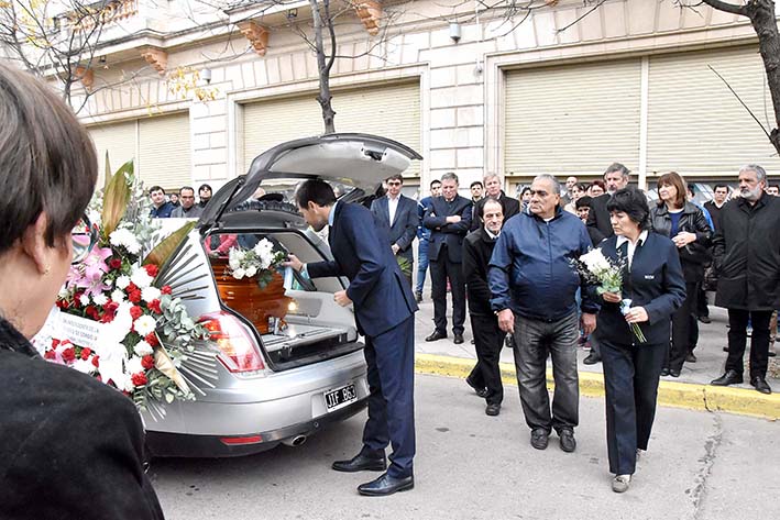 Cabezas fue homenajeado con un sentido silencio durante su sepelio