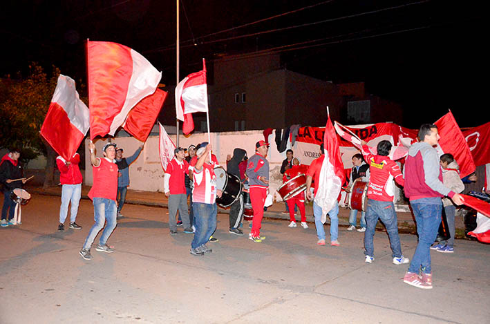 Banderazo frente al Club Alumni en medio de la incertidumbre