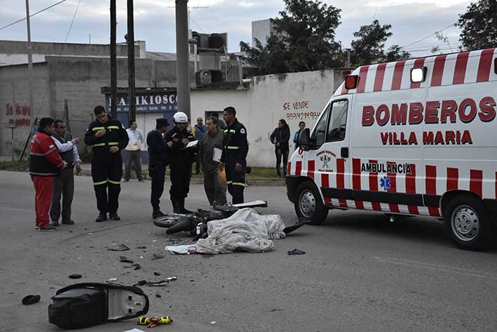 Murió un cadete al impactar la moto contra un camión