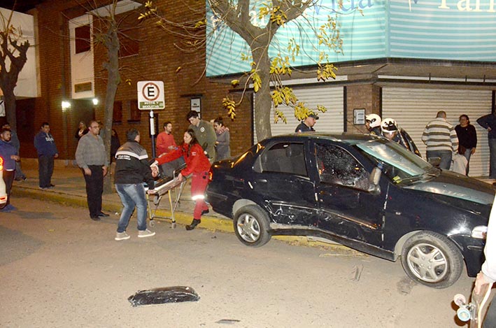 Violento impacto desplazó a un auto sobre la vereda