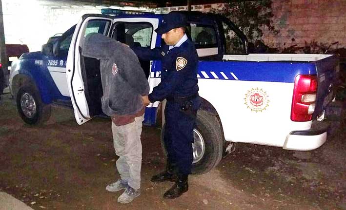 Llegó la policía cuando agredía a su expareja