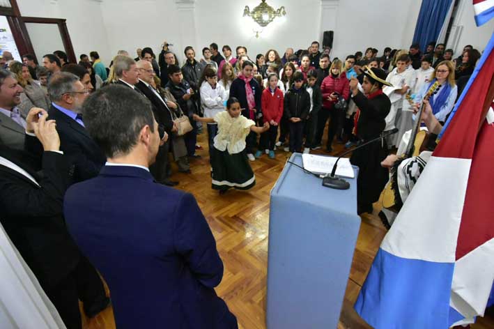 Chocolate, izamiento de la Bandera y tedeum en el homenaje en las dos Villas