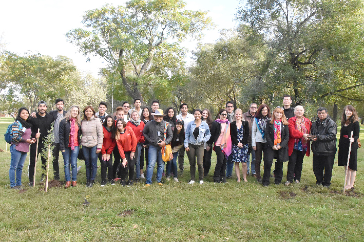 El Rotary plantó árboles con extranjeros