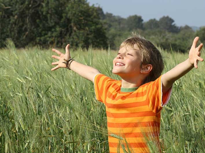 Más tiempo al aire libre  baja el riesgo de miopía infantil