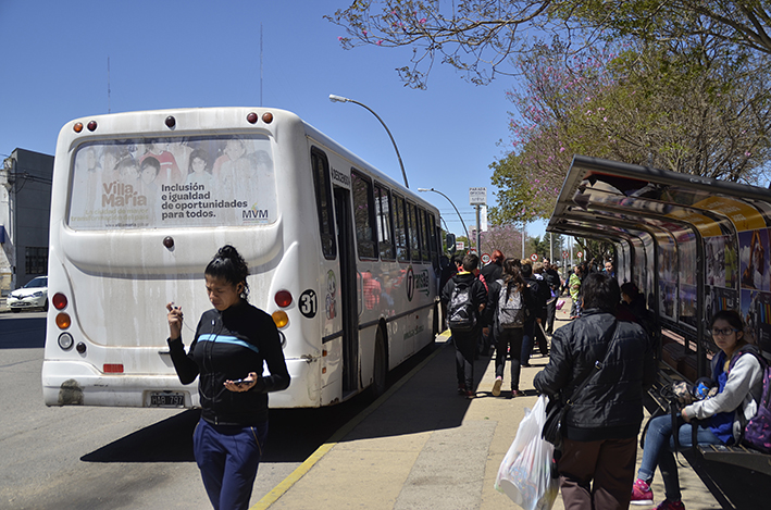 Encuestan estudiantes para conocer problemas del nuevo Boleto Educativo