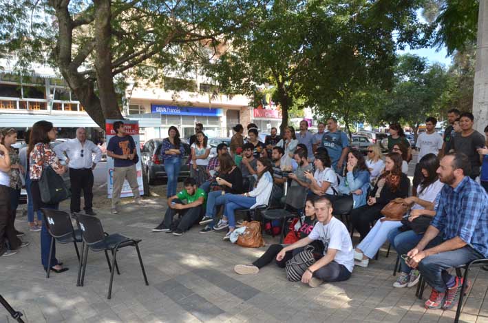 Con clases, docentes universitarios protestan fuera de las aulas