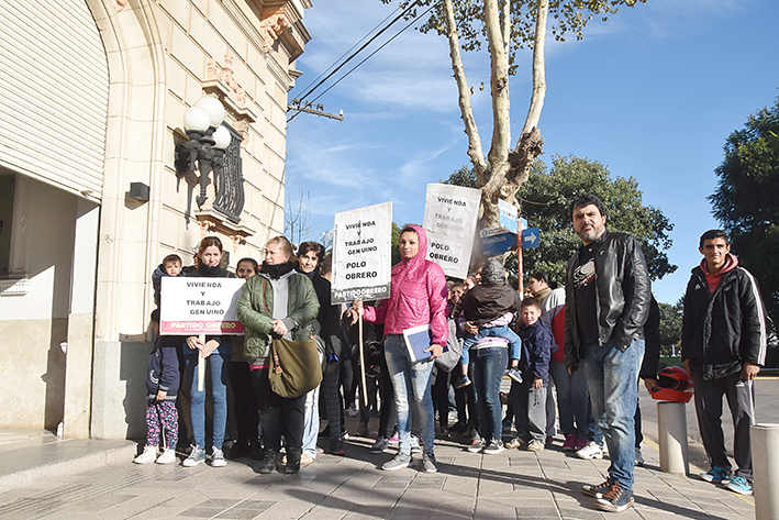 Referentes barriales reclamaron por viviendas frente al municipio