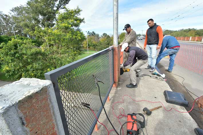 Nuevas barandas en el puente Alberdi