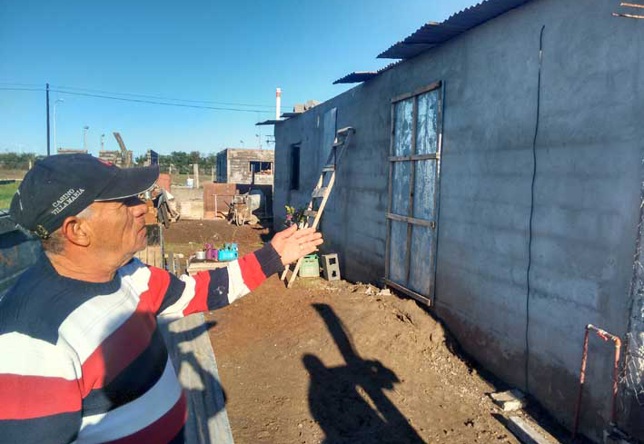 El viento le voló parte del techo de su casa