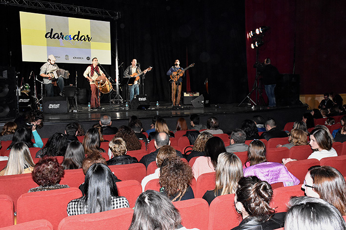 Músicos y público ayudaron a una escuela