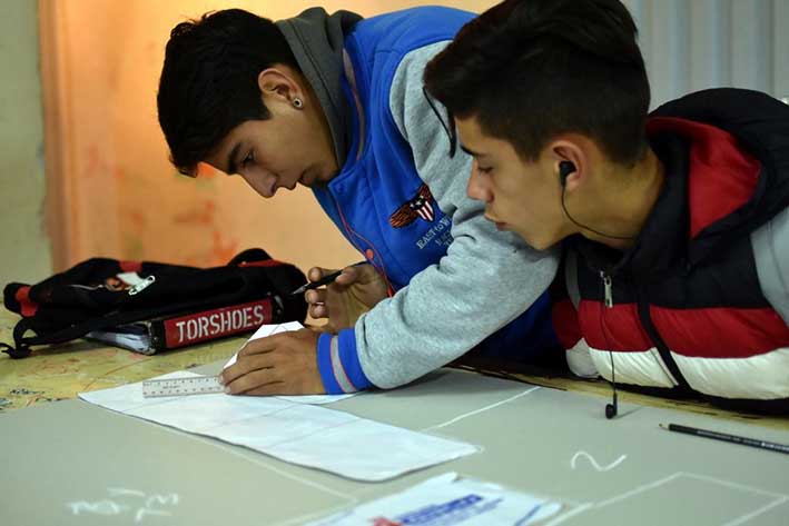 Alumnos del CENMA Nº 96 hacen sus propias cámaras fotográficas