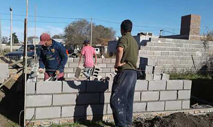 Peña solidaria para construir un techo