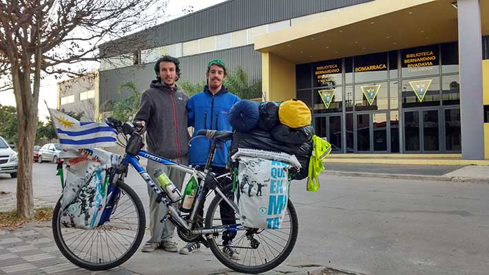 Viajan en bici por Latinoamérica vendiendo luces que ellos fabrican