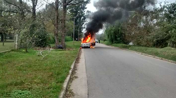 Auto en llamas en la costa