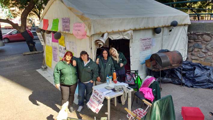 El Estado y el gremio les dieron la espalda a las mujeres despedidas