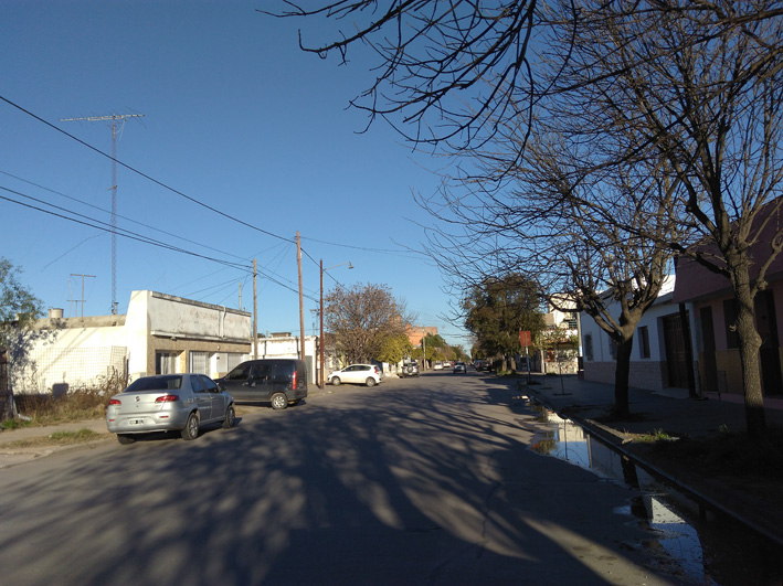 Un codo vial en el barrio Ameghino sin su señalización