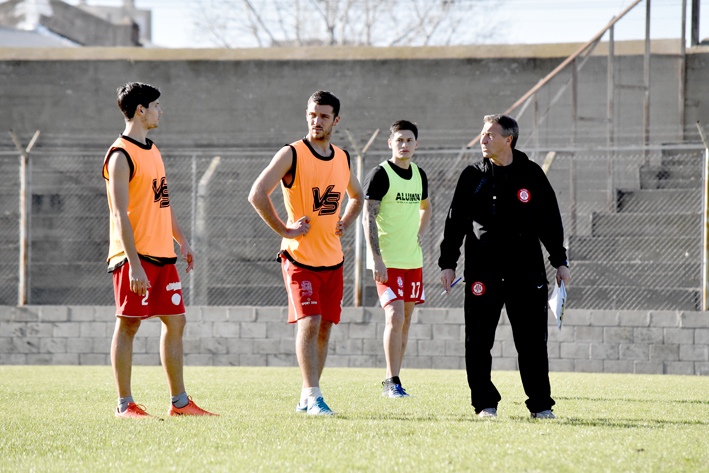 Alumni juega el clásico con un equipo más entusiasmado