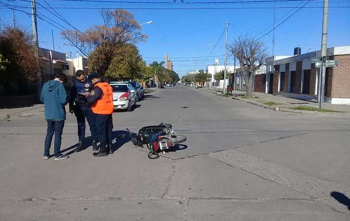 Una mujer con grave lesión al chocar una moto y una pick up