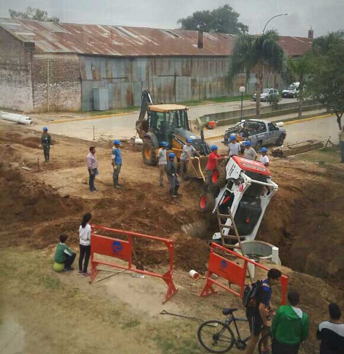 Cayó una máquina a una zanja en Las Varillas