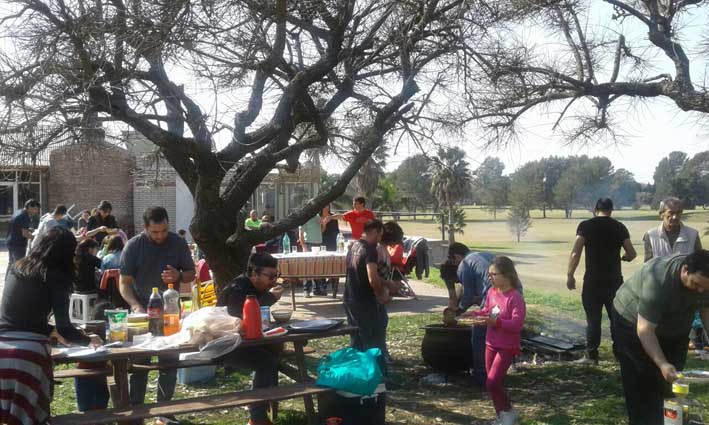 Familias disfrutaron otro locro comunitario