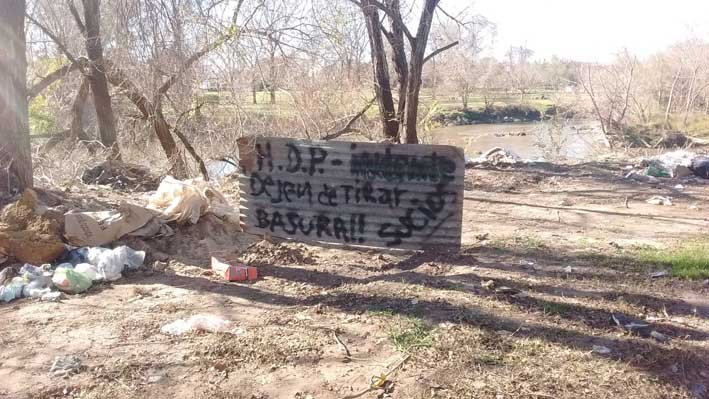 Un cartel contra los que tiran basura