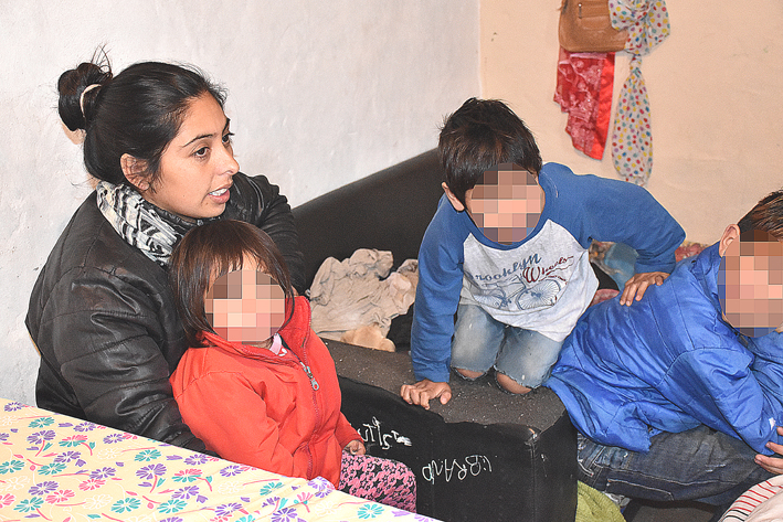Viven en condiciones precarias luego de incendiarse su hogar