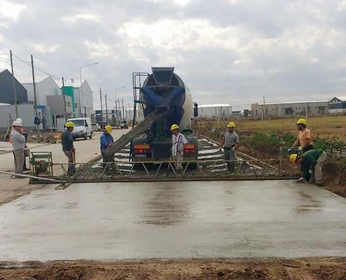 Siguen con la pavimentación interna