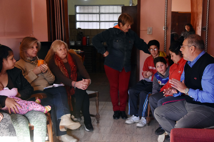 Muñoz lleva propuestas de campaña a los barrios