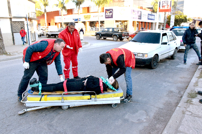 Hablaba por celular y la embistió un auto