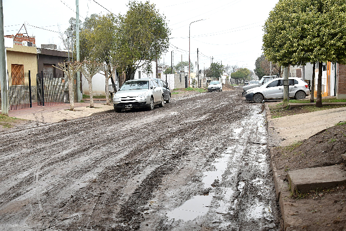 Por el barro, se complica la circulación