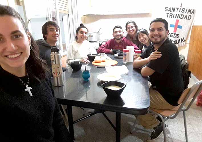 La Juventud Trinitaria prepara un plato de comida para quienes más lo necesitan