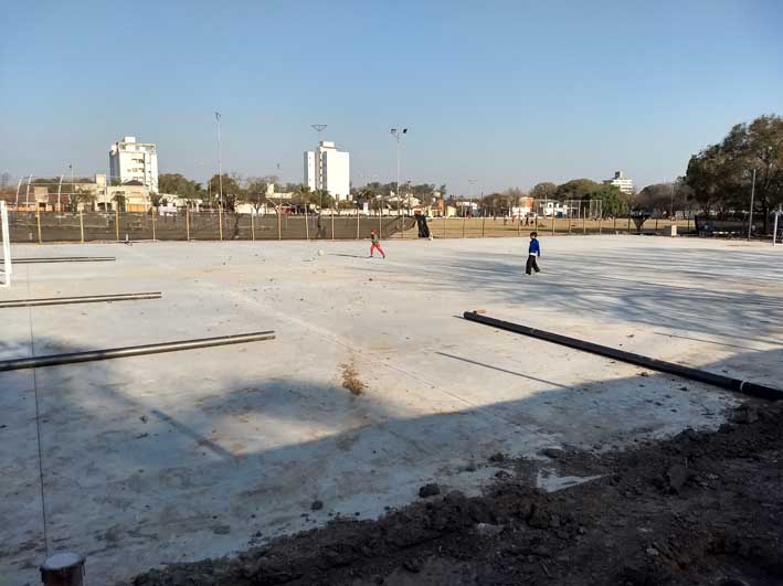 El Polideportivo está en construcción, pero los niños ya utilizan el lugar