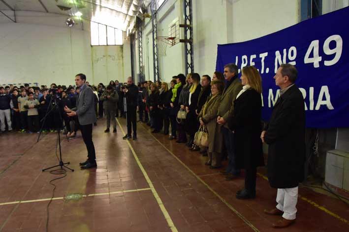 Setenta jóvenes volvieron a la escuela