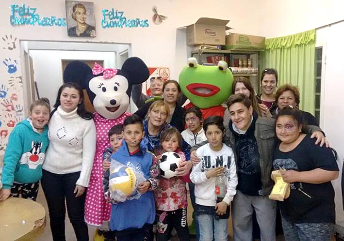 Con personajes infantiles y golosinas recorrerán más de diez barrios