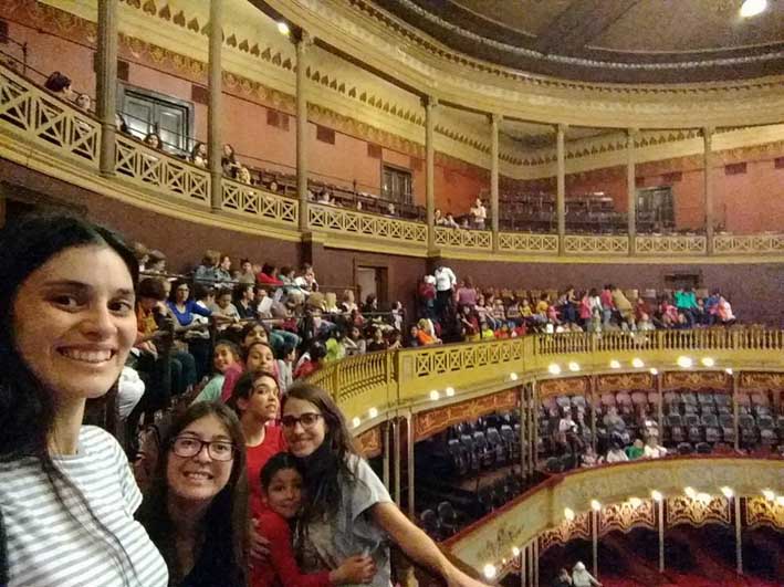 Chicos de los barrios en el Teatro Del Libertador