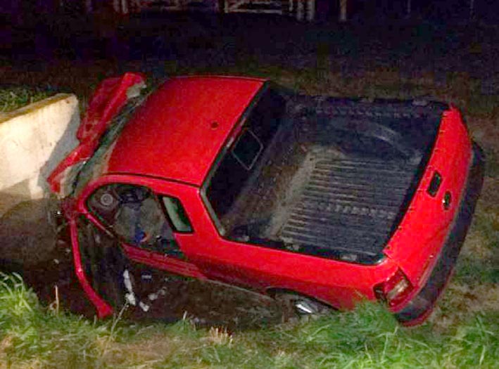 Murió al incrustar su pick up bajo un camión