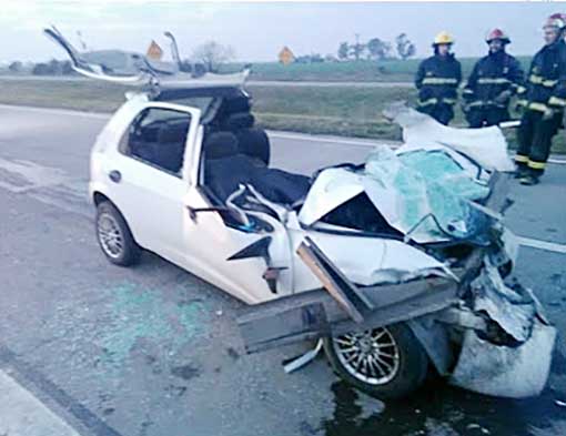 Un auto se incrustó debajo de un camión