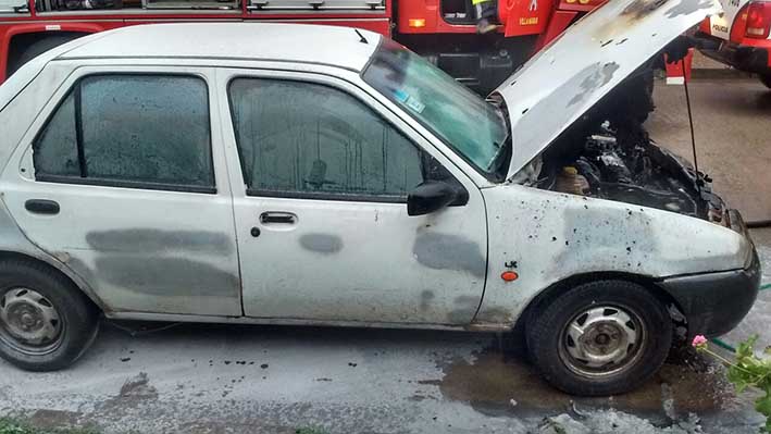 Se prendió fuego un vehículo estacionado