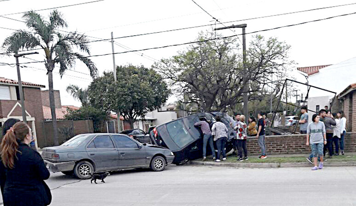 Lo chocaron, le pegó a un árbol y casi volcó