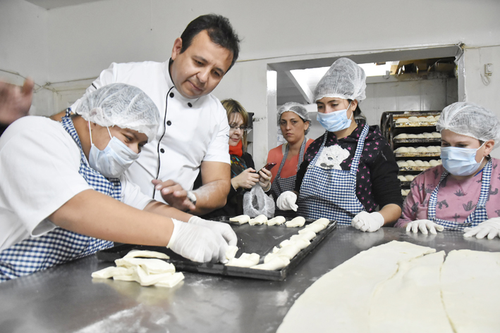 ¡Con las manos en la masa! Preparan ocho mil facturas