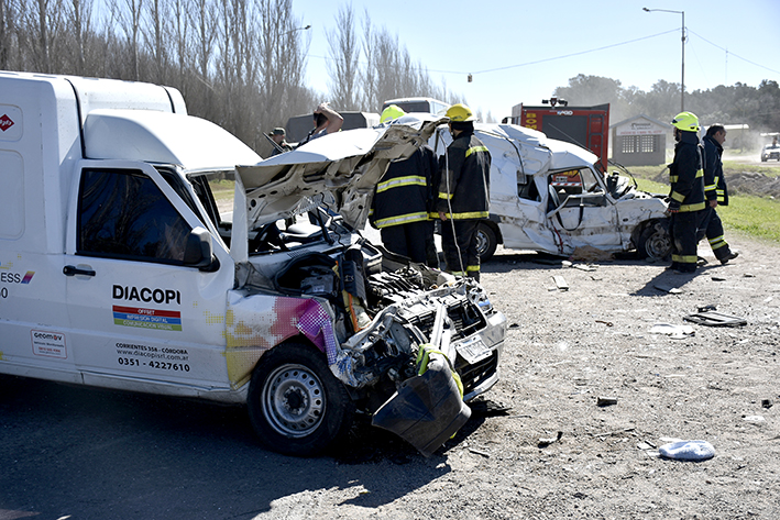 Una mujer está grave y perdió su embarazo al chocar dos utilitarios en ruta 9 y Jauretche