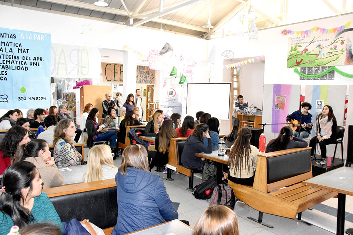 Ocho mujeres artistas reunidas para cantar y contar a Edith Vera