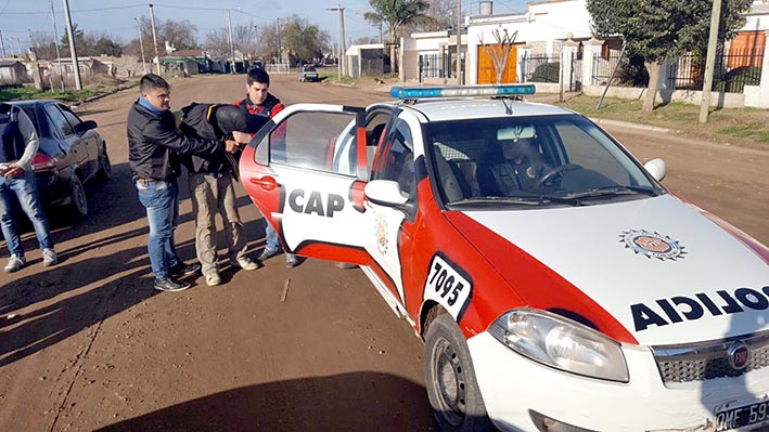 Tres detenidos por robo, un local clausurado y un herido grave