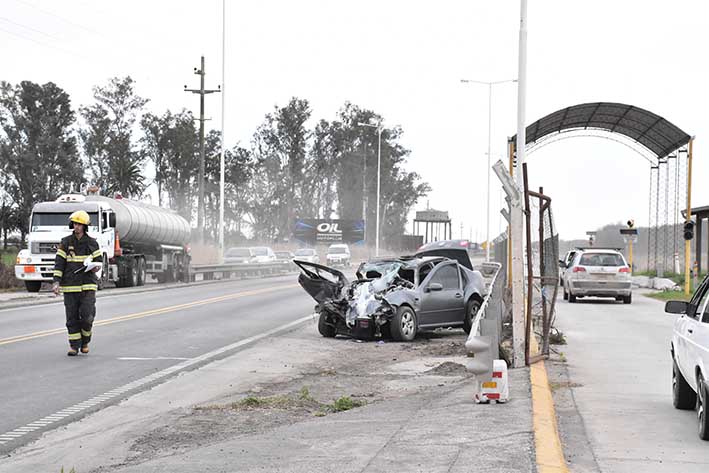 Un matrimonio con heridas graves tras colisionar de frente contra un camión